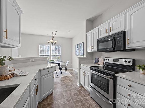 4th image of 5341 Jocelyn Ln