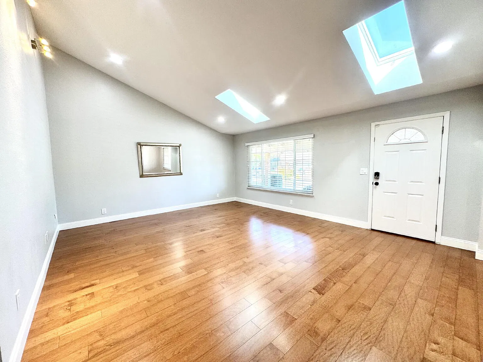 4 bed, 3.0 bath, 2254 sqft, $6,000 — Photo 4