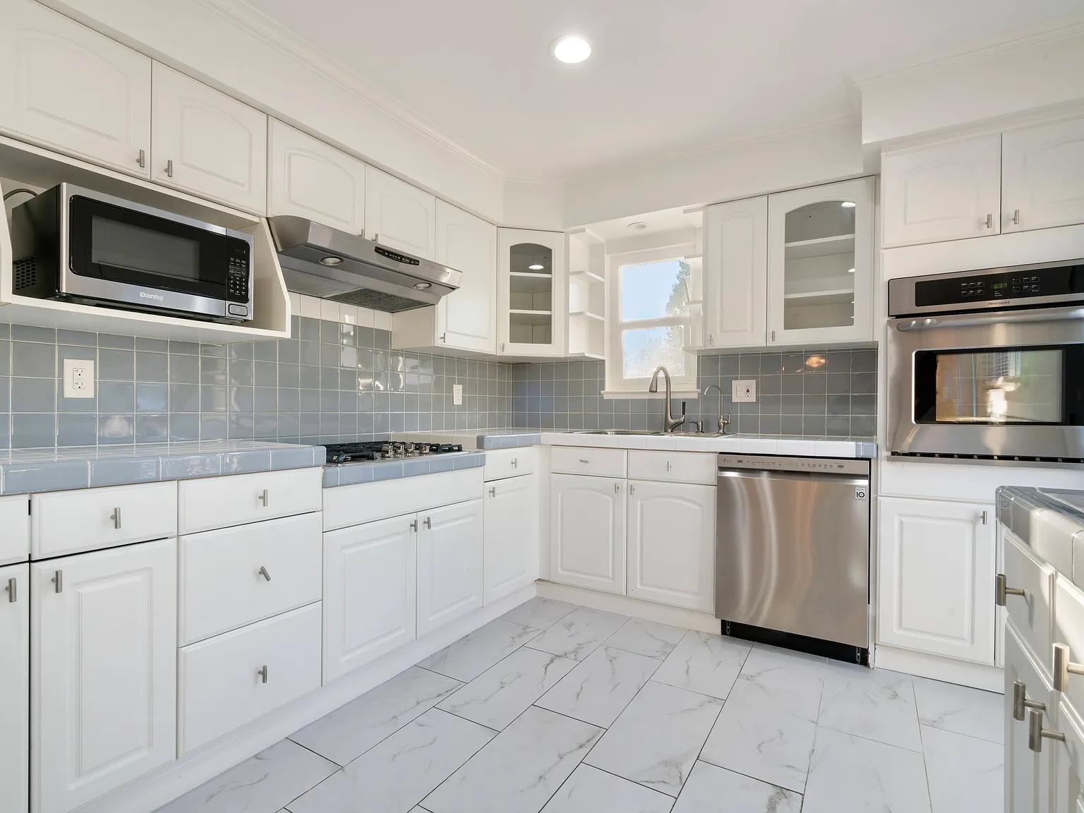 4 bed, 2.5 bath, 2016 sqft, $4,900 — Photo 3