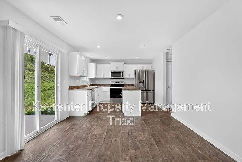 4 bed, 2.0 bath, 2672 sqft, $2,300 — Photo 4