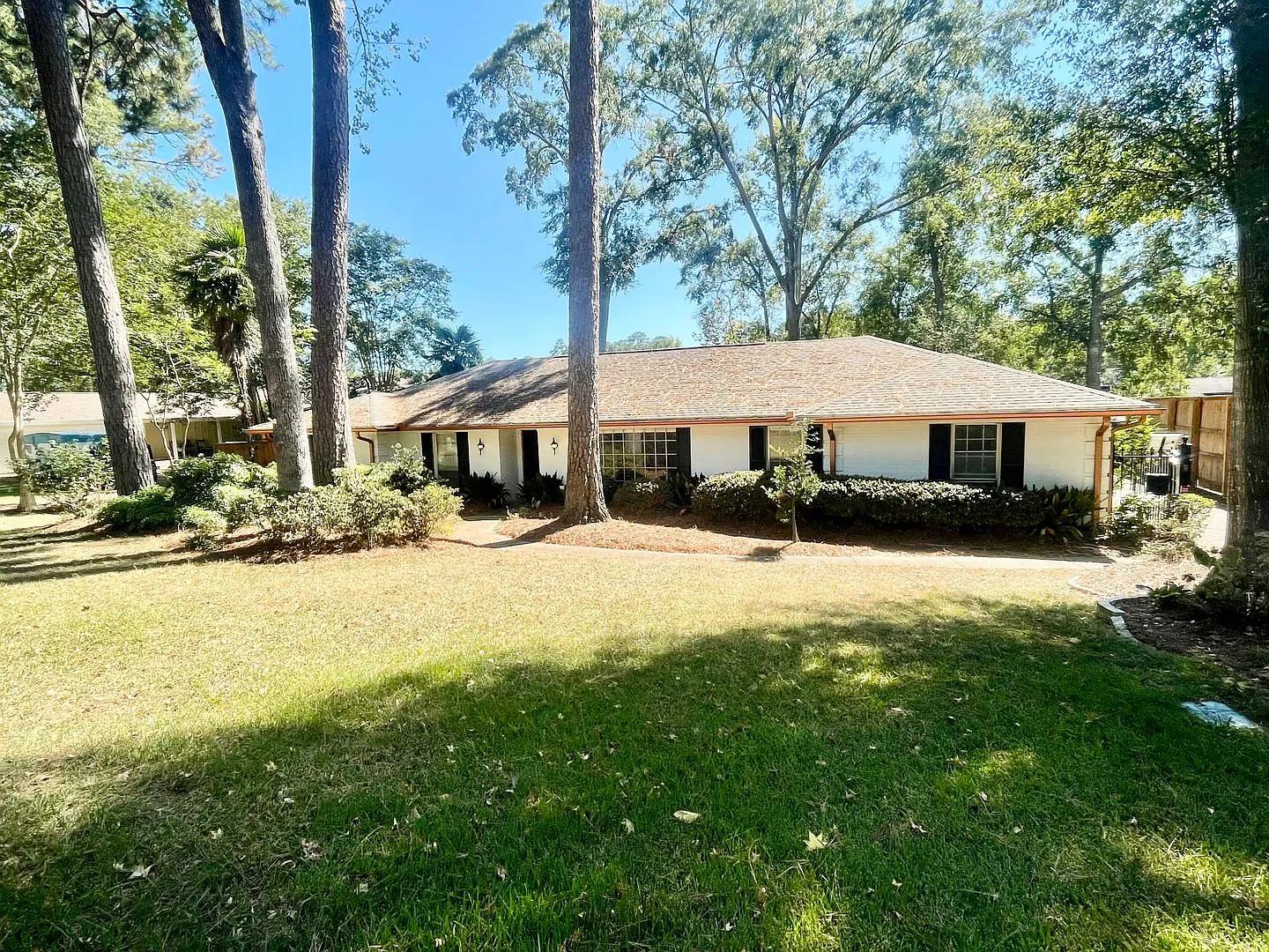 4 Bedroom 3 Bathroom Water Front House for Rent in Brandon 047!! — Photo 1