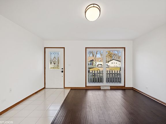 5th image of 10255 Hawthorne Dr
