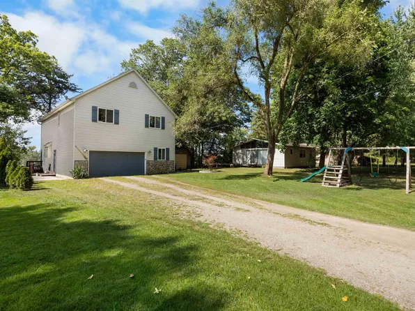 8970 River Valley Rd, Brighton, MI 48116