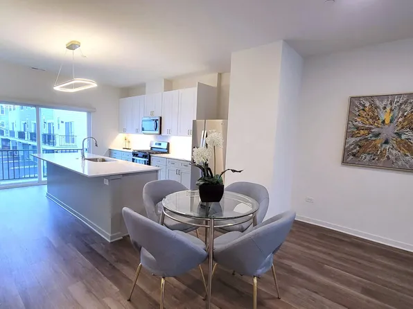 Enclave Crystal Lake Townhomes and Apartments