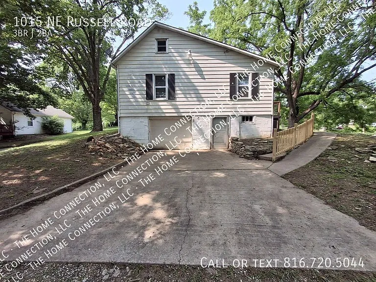 1015 NE Russell Rd — Photo 2