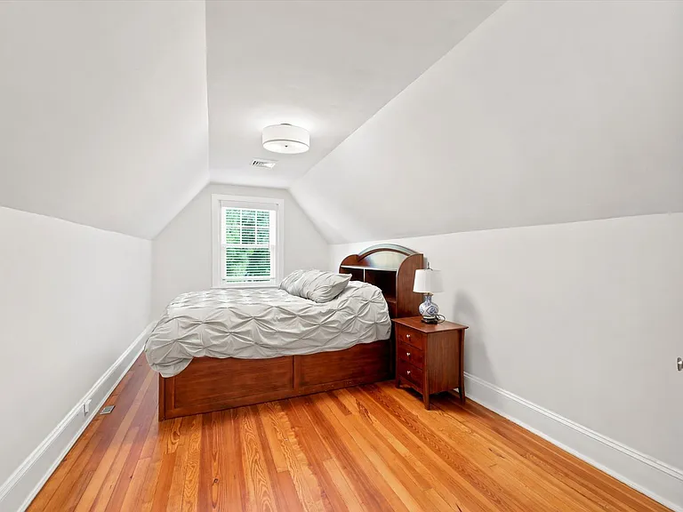 124 Price St — Photo 17