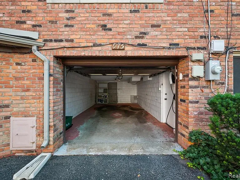 975 N Old Woodward Ave — Photo 32