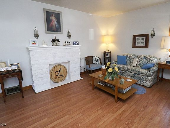 2nd image of 626 Oxford Blvd