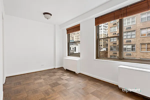 Sold by Triplemint | media 7