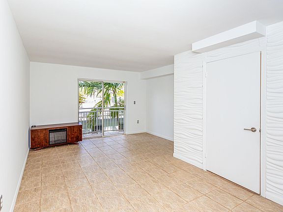 3rd image of 1614 Euclid Ave #U34