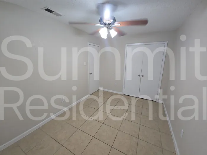 900 E Leslie Cir #B — Photo 6