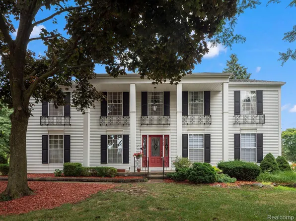 5700 Faircastle Dr, Troy, MI 48098