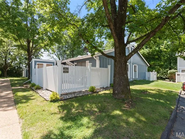 2462 Forest Shadows Dr, Saint Louis, MO 63136