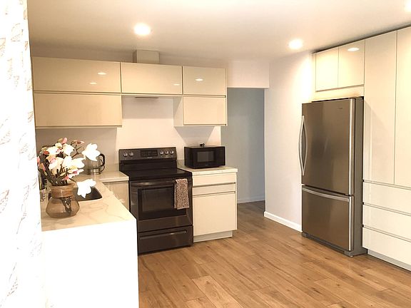 3rd image of 220 Donohoe St
