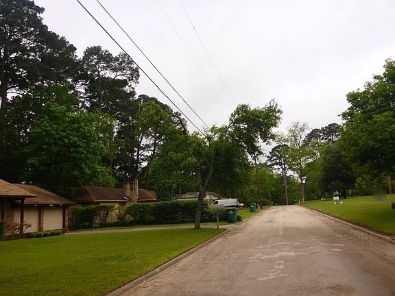 4th image of 210 E Pecan Dr