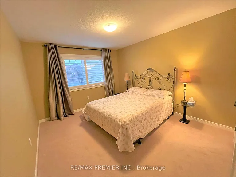 88 Sundance Cres — Photo 18
