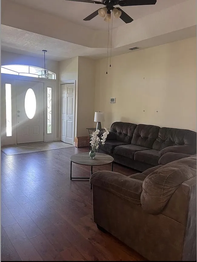 4 bed, 2.0 bath, 2200 sqft, $888 — Photo 4