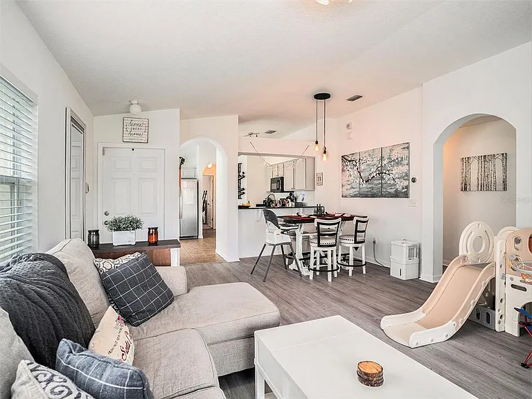 7833 Carriage Pointe Dr — Photo 5