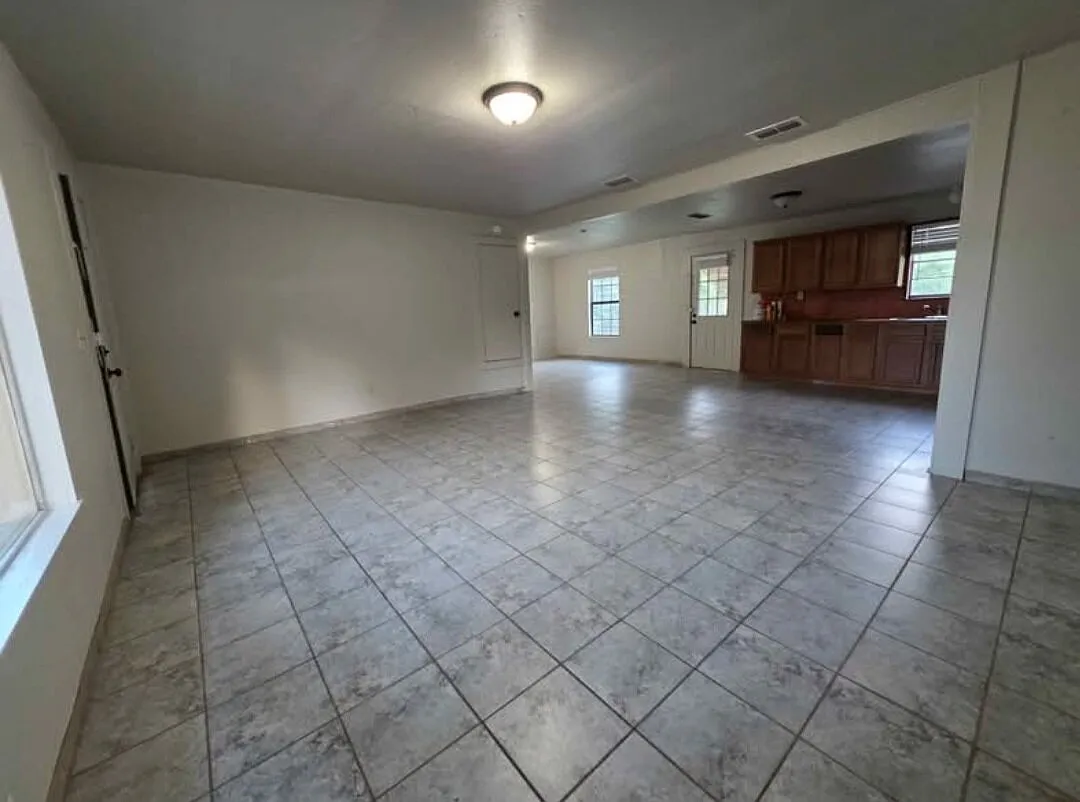 2 bed, 1.5 bath, 1040 sqft, $1,000 — Photo 3