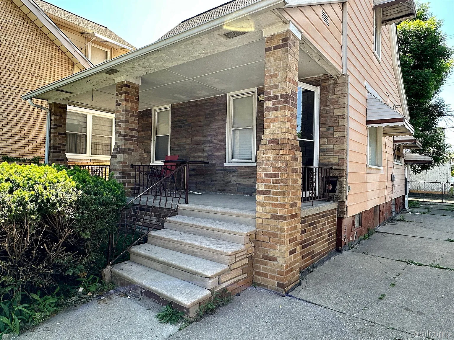 3892 Caniff St photo 1
