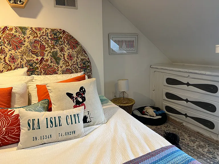 Current tenants bedroom furniture in situ ( drawers are fixtures).