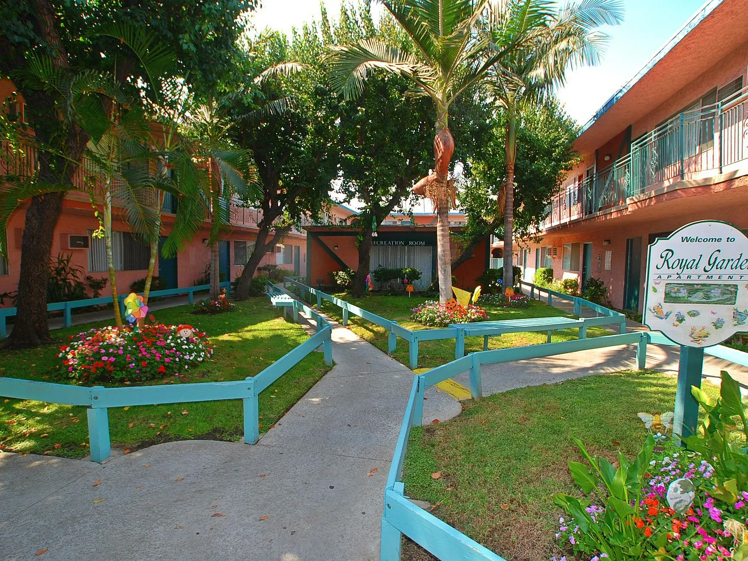 Royal Garden Apartments..Gorgeous Newly Remodeled Apartment Available...Great Location! — Photo 2