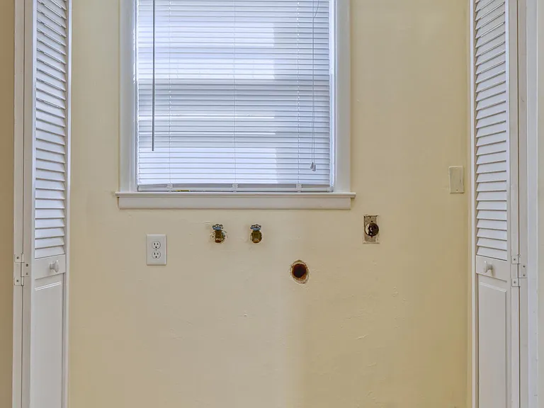160 E Lowry Ln — Photo 8