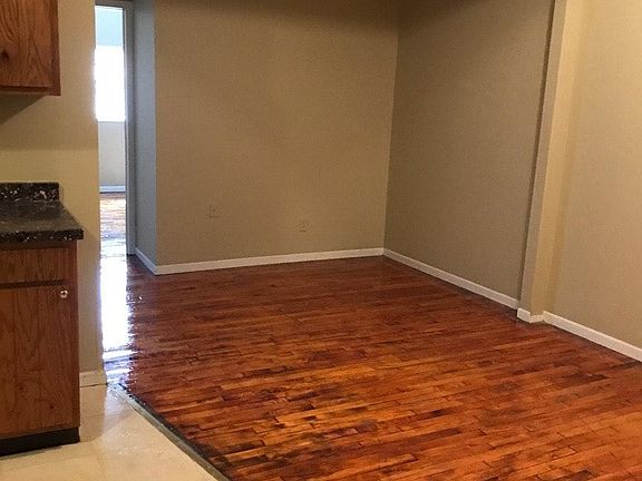 4th image of 512 N Centre St
