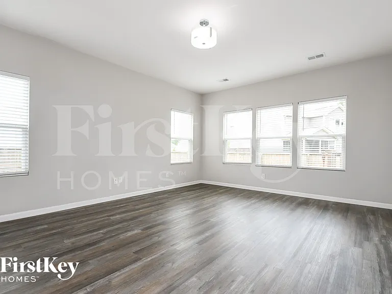 104 Breeders Ct — Photo 3
