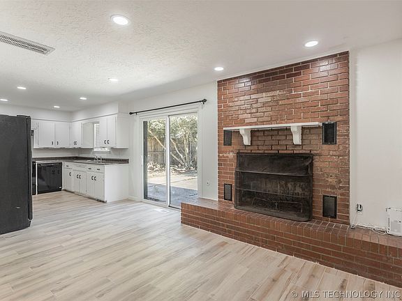 5th image of 1523 Vine St