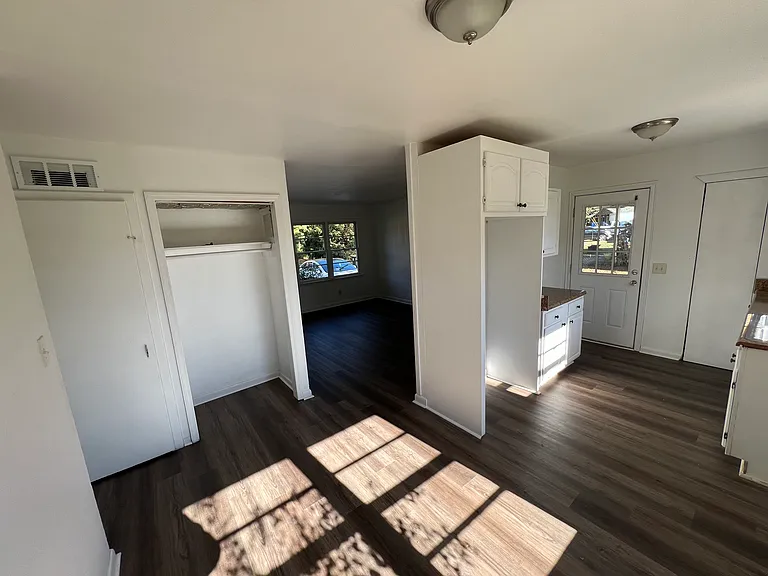 225 Meadowridge Dr — Photo 3
