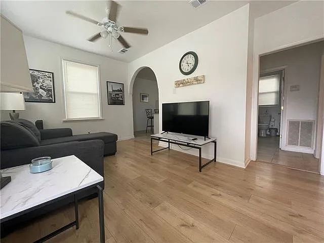 2 bed, 1.0 bath, 958 sqft, $1,750 — Photo 3