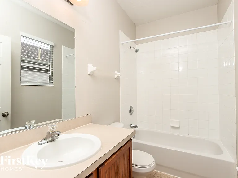 946 Riviera Point Dr — Photo 13