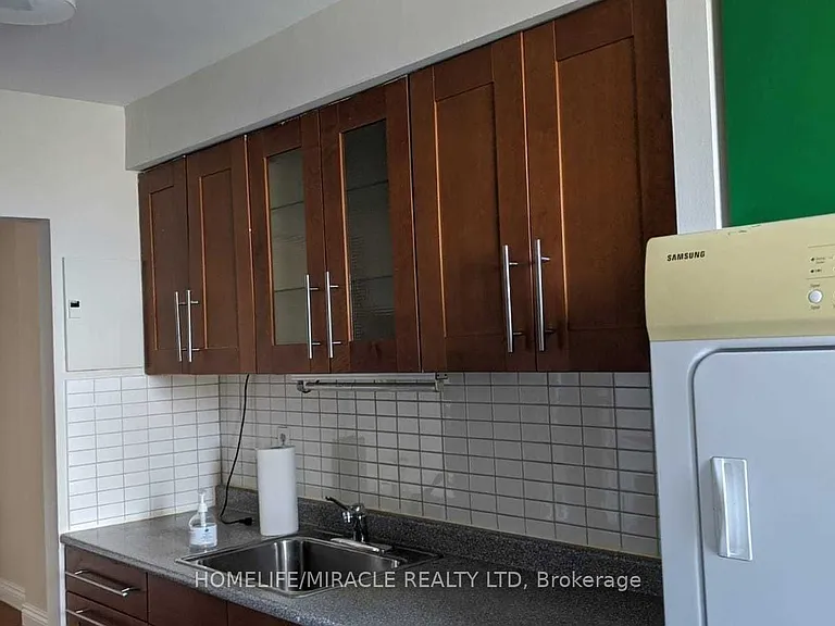 1625 Bloor St E — Photo 13