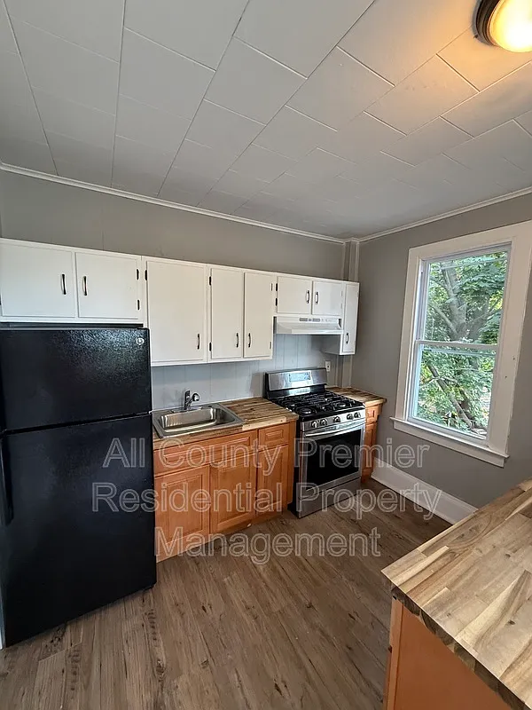 3 bed, 1.0 bath, 1100 sqft, $2,000 — Photo 2