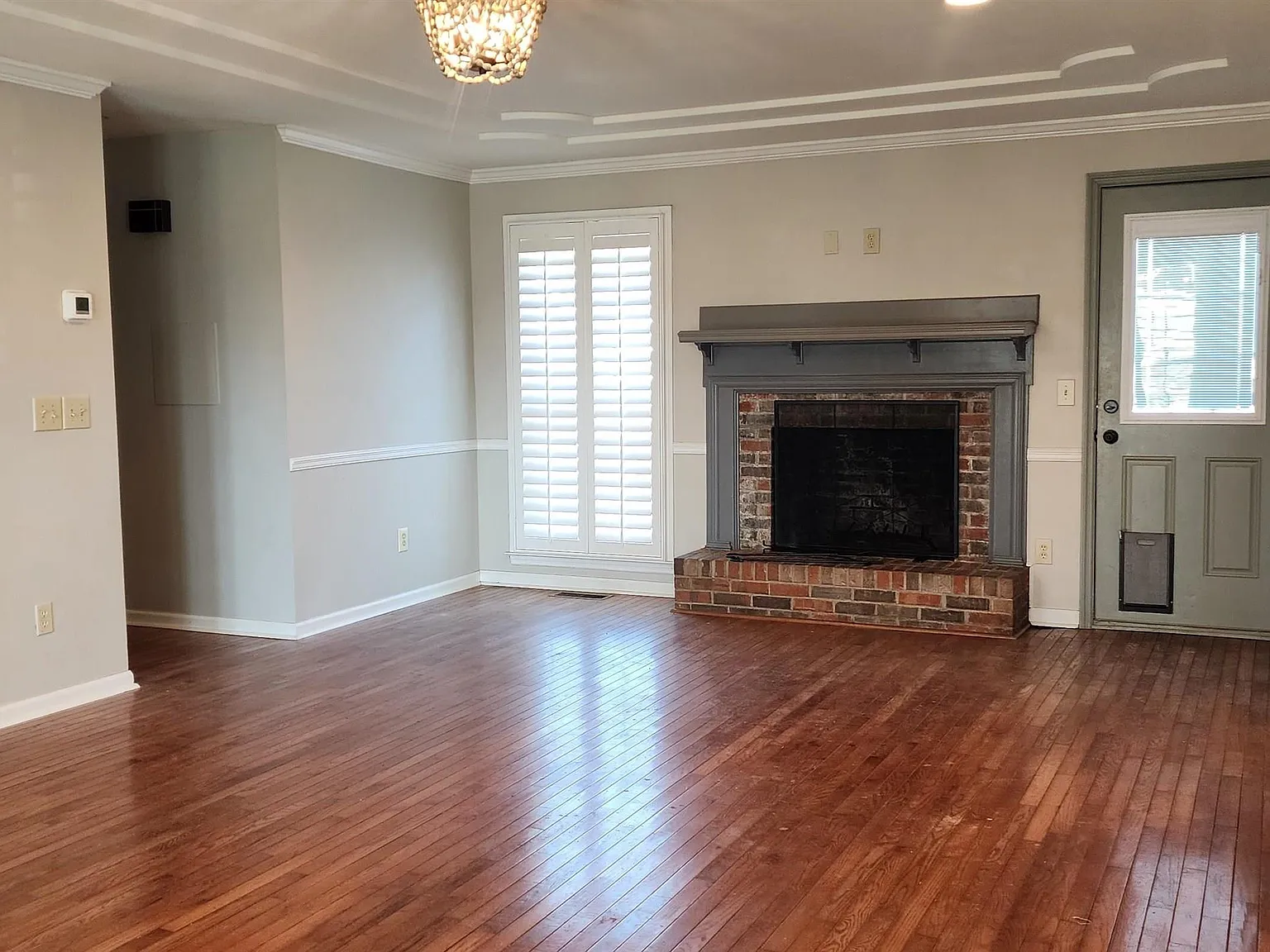 3 bed, 2.0 bath, 2056 sqft, $2,100 — Photo 2