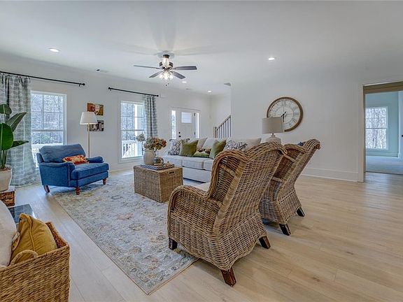 4th image of 220 Nicklaus Cir