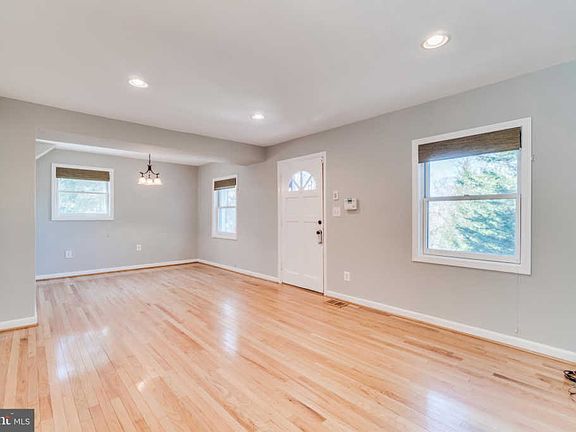 4th image of 1004 S Dinwiddie St
