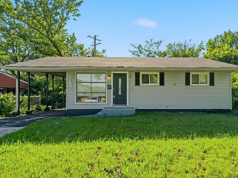 10700 Spring Garden Dr — Photo 2