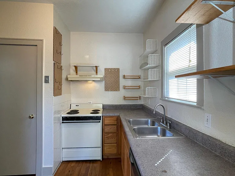 713 E Elmira St — Photo 5