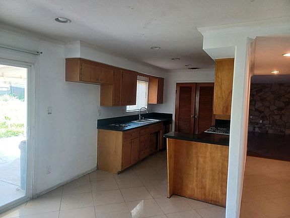 5th image of 10741 Jasmine St