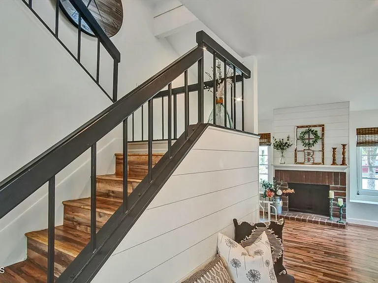 508 Village Rd — Photo 2