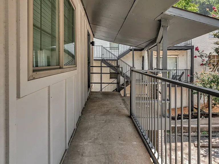 Towncrest Apartments — Photo 28