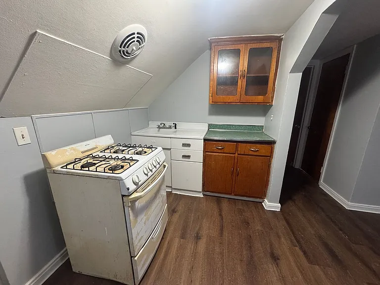701 Elm St — Photo 3