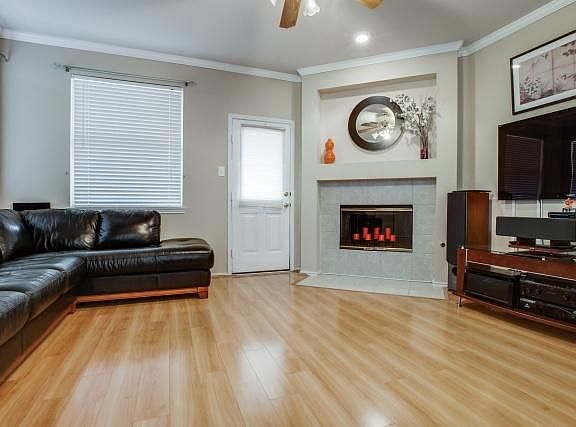 3rd image of 904 Medina Dr