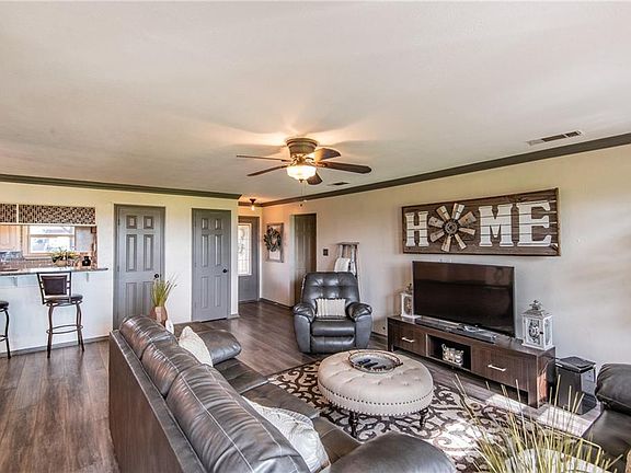 3rd image of 127 Howland Ln