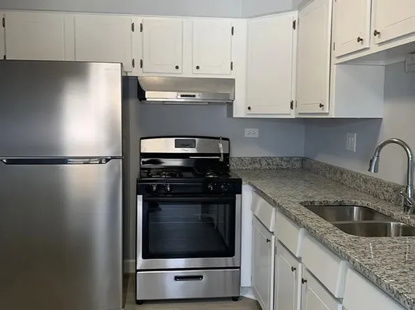 390 Executive Dr APT 101, Carol Stream, IL 60188