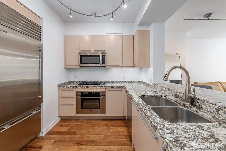 1 bed, 1.0 bath, 837 sqft, $6,500 — Photo 2