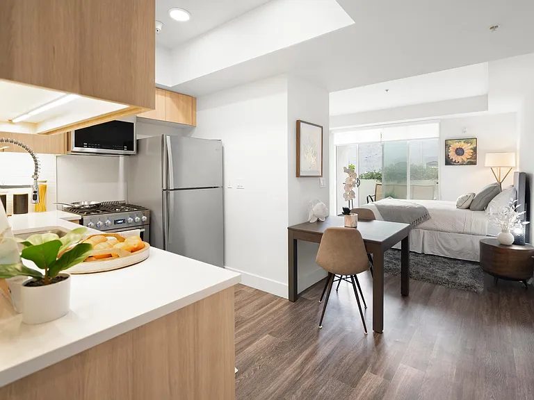 Living at Santa Monica — Photo 35
