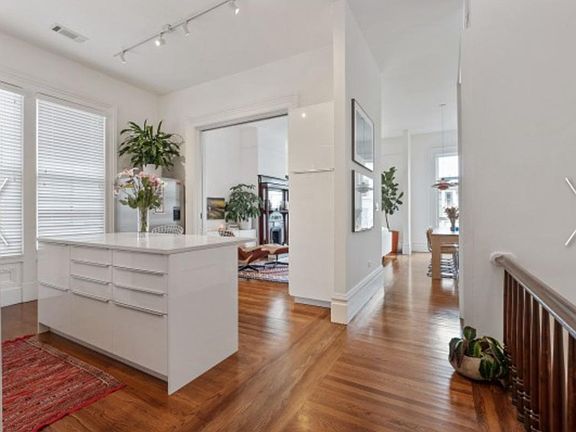 4th image of 625 Broderick St